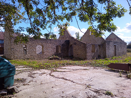 Farmhouse and unconverted barn in Almondsbury, Gloucestershire