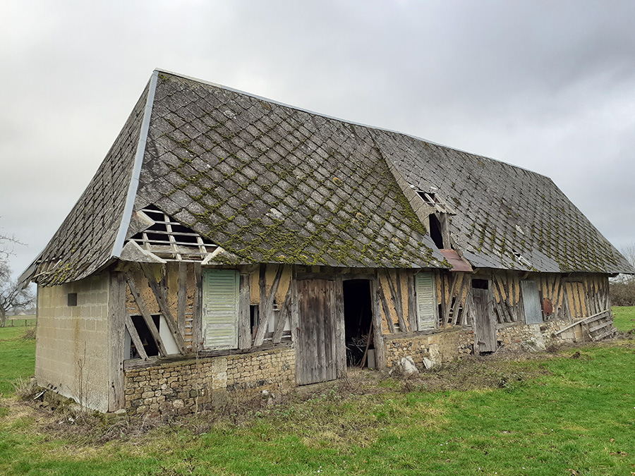 200 year old oak framed house dismantled and ready for removal from present site