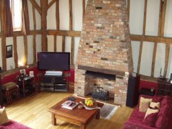 Three bedroom converted barn set in courtyard between village of Leverstock Green and St. Albans